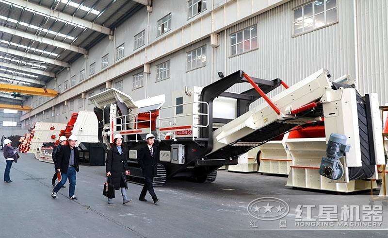 河南鄭州移動式粉碎機廠家，用戶參觀車間